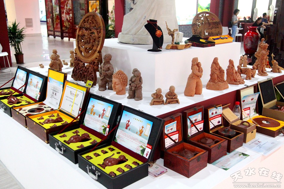 秦州展馆节会热捧 大门竹编等扶贫特产成亮点